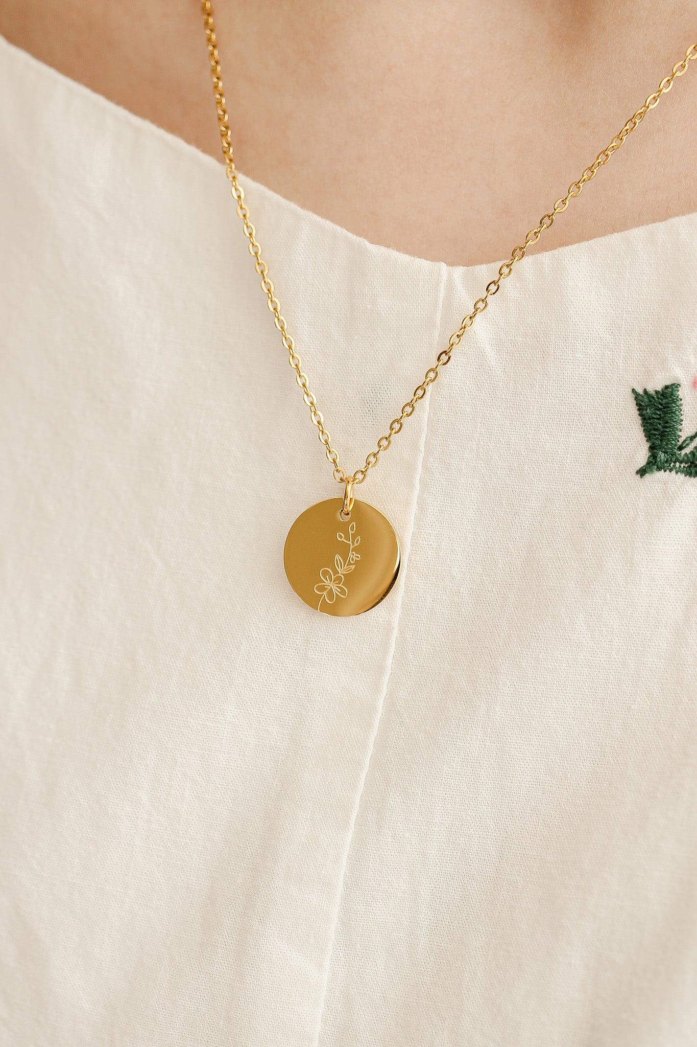 Birth Flower Necklace in Gold-Vavasi