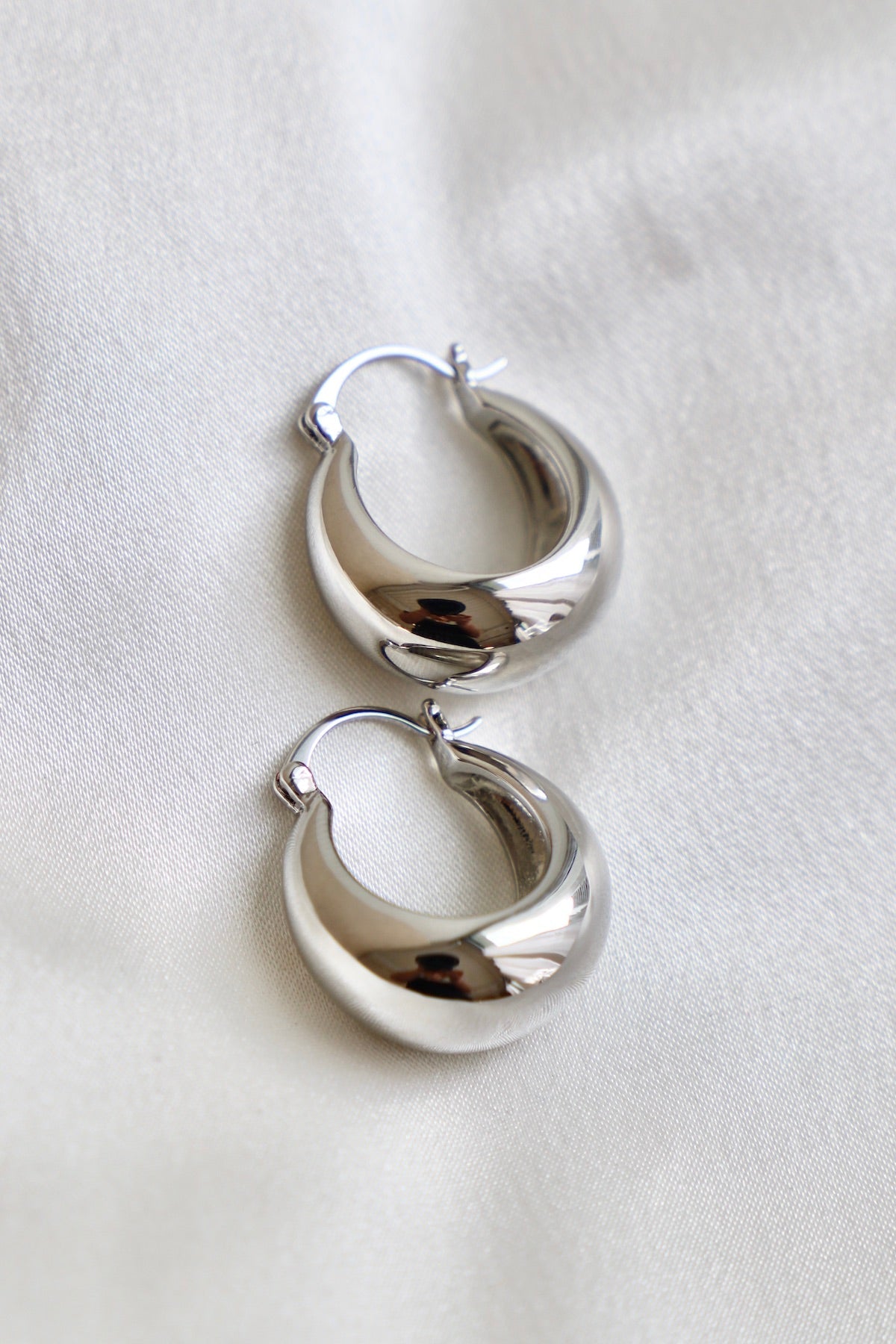 SILVER COCO CHUNKY HOOP EARRINGS-Vavasi