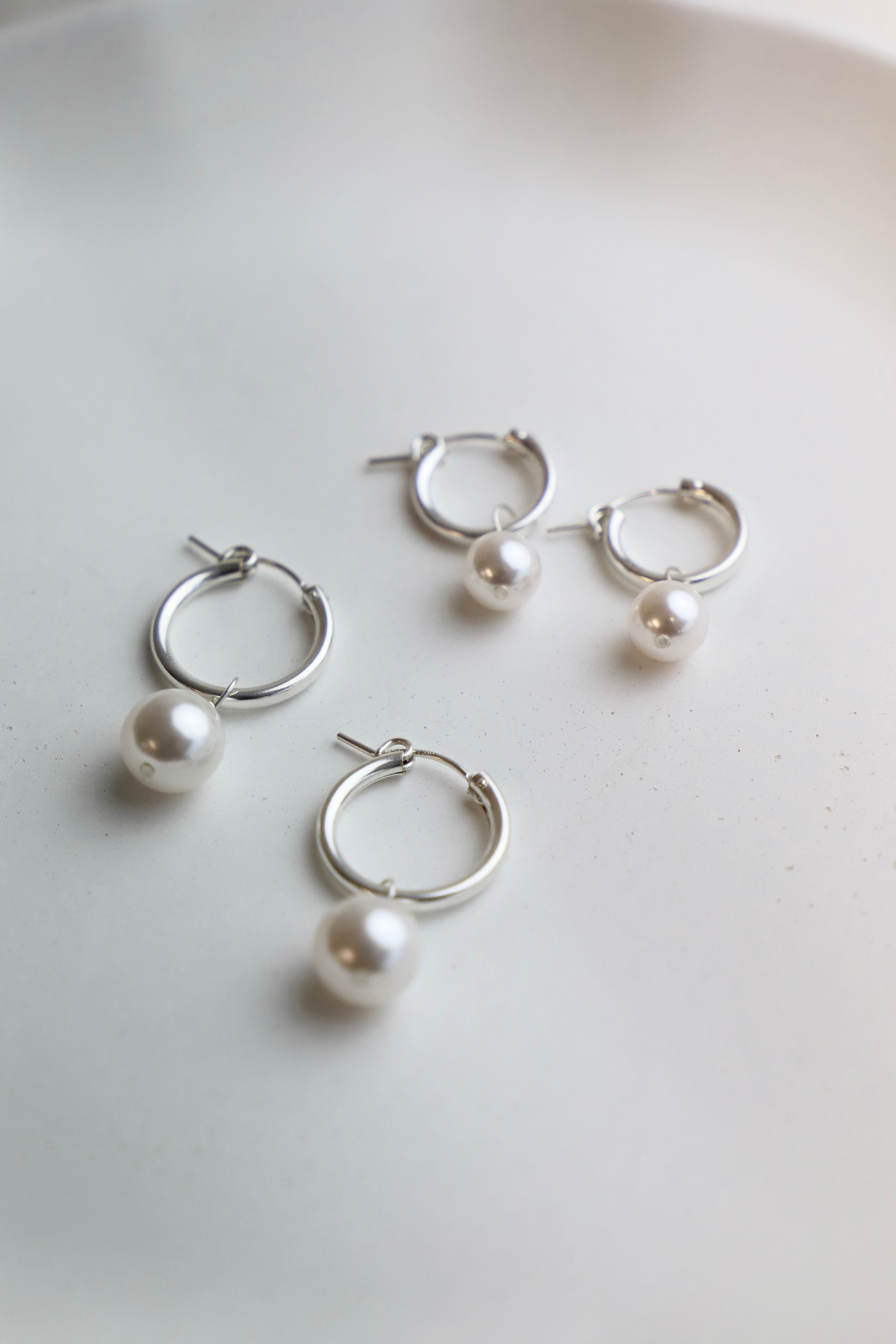 AUDREY PEARL HOOP EARRINGS-SILVER-Vavasi