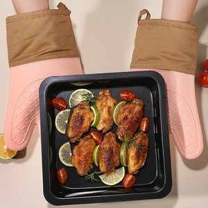 Textured Grip Silicone Mitt