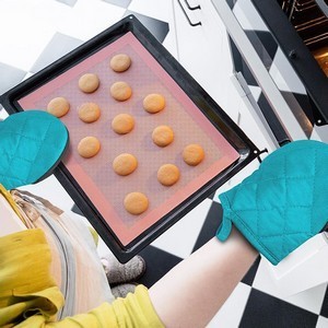 Textured Honeycomb Mitt