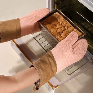 Textured Grip Silicone Mitt