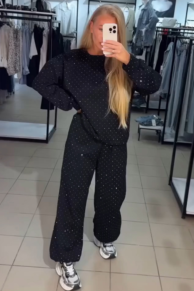 Comfortable Loose Women's Set with Eye-Catching Rhinestone Details