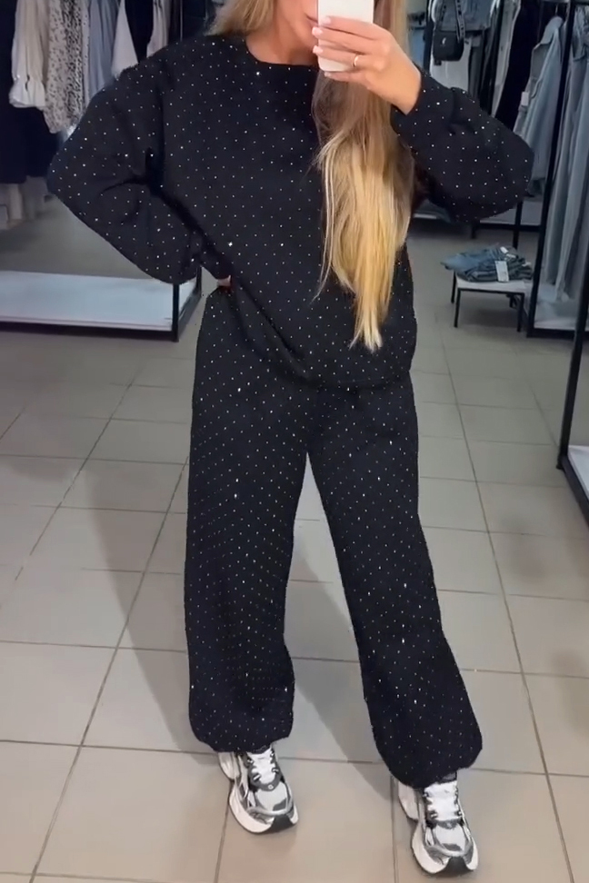Comfortable Loose Women's Set with Eye-Catching Rhinestone Details