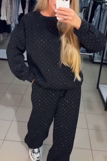 Comfortable Loose Women's Set with Eye-Catching Rhinestone Details