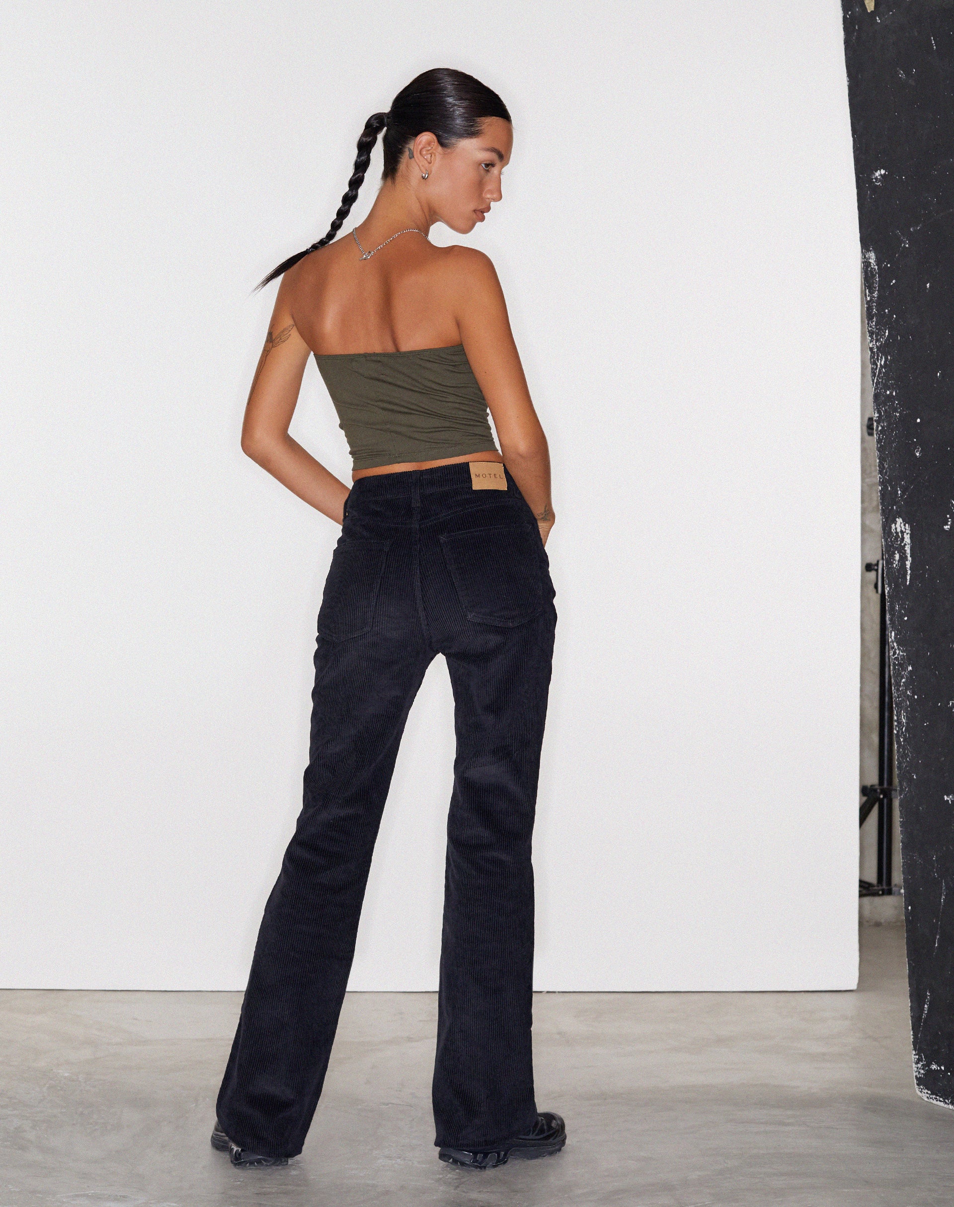 Bootleg Jeans in Cord Classic Black-Nico Sky