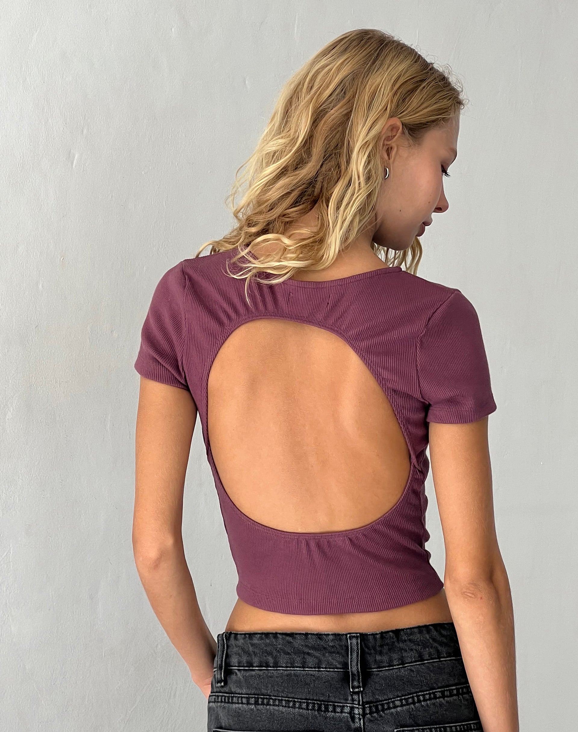 Elyto Ribbed Open Back Tee in Mauve-Nico Sky