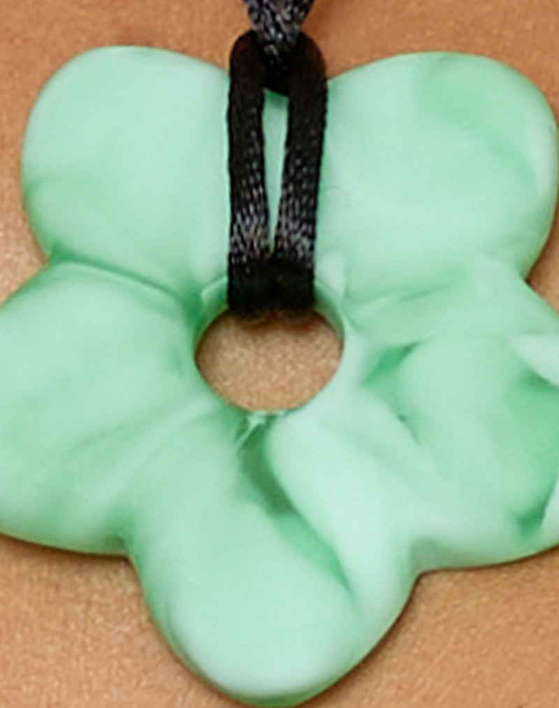 Flower Necklace in Resin Green-Nico Sky