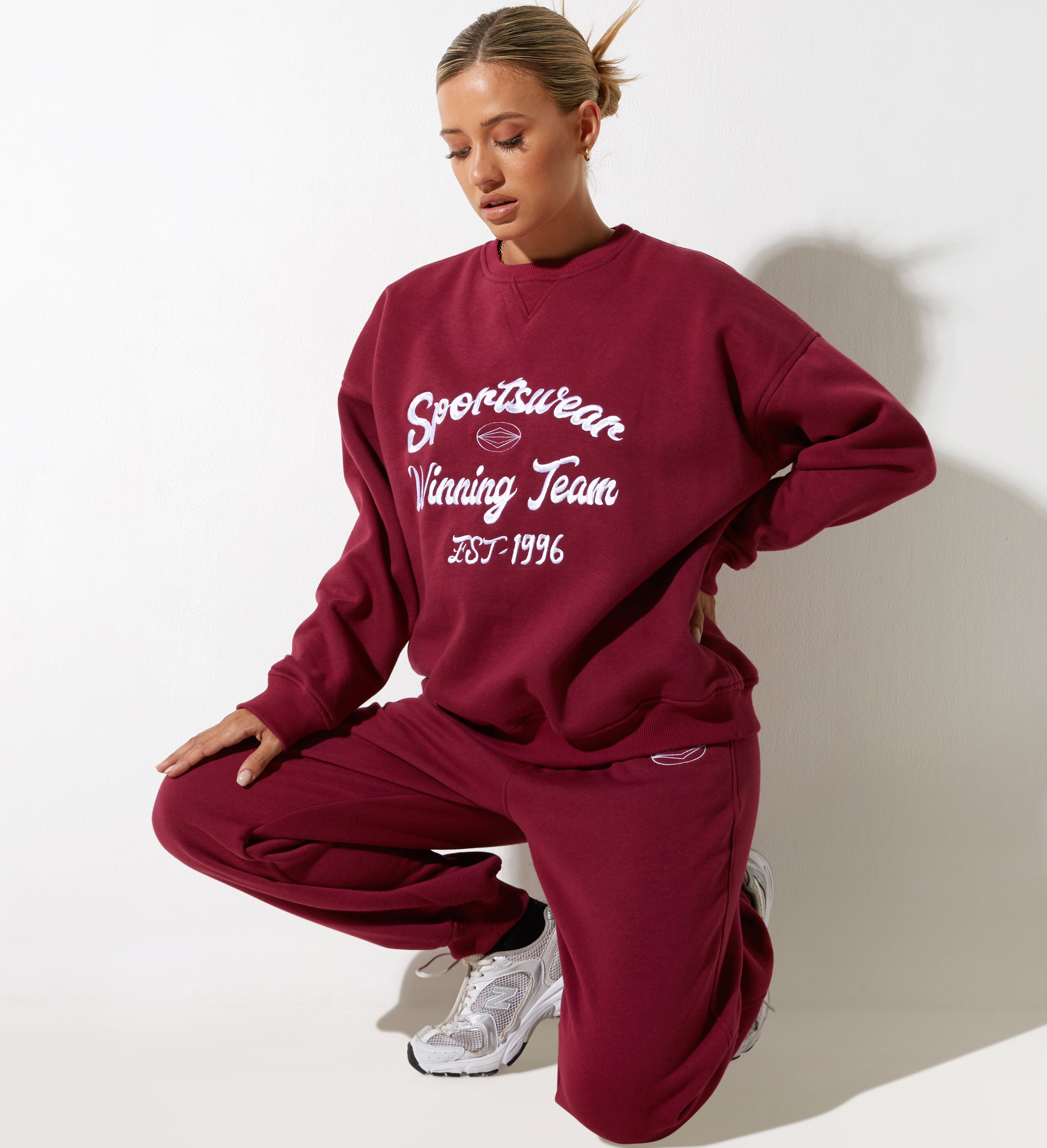 Glan Sweatshirt in Burgundy with 'Winning Team' Embro-Nico Sky
