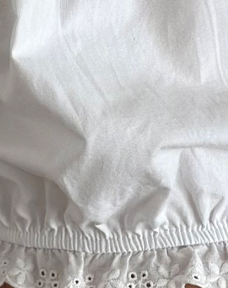 Picu Frill Hem Shorts in Poplin White-Nico Sky