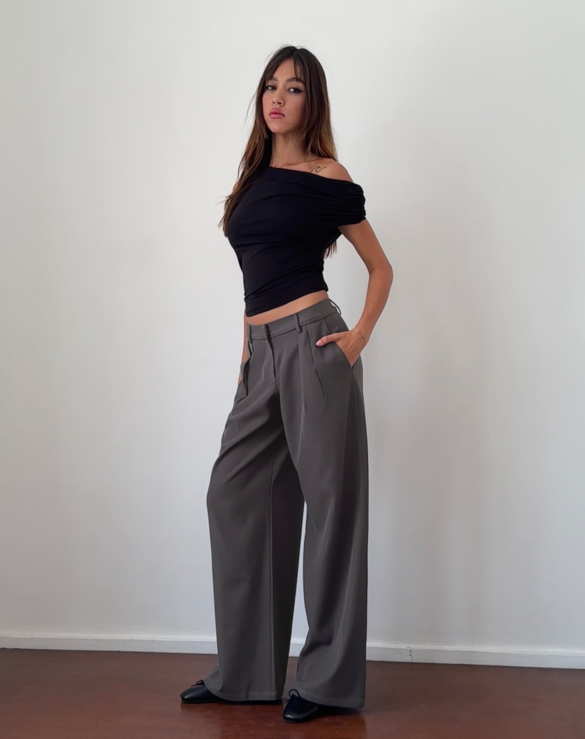 Nailaka Low Rise Wide Leg Tailored Trouser in Dark Charcoal-Nico Sky