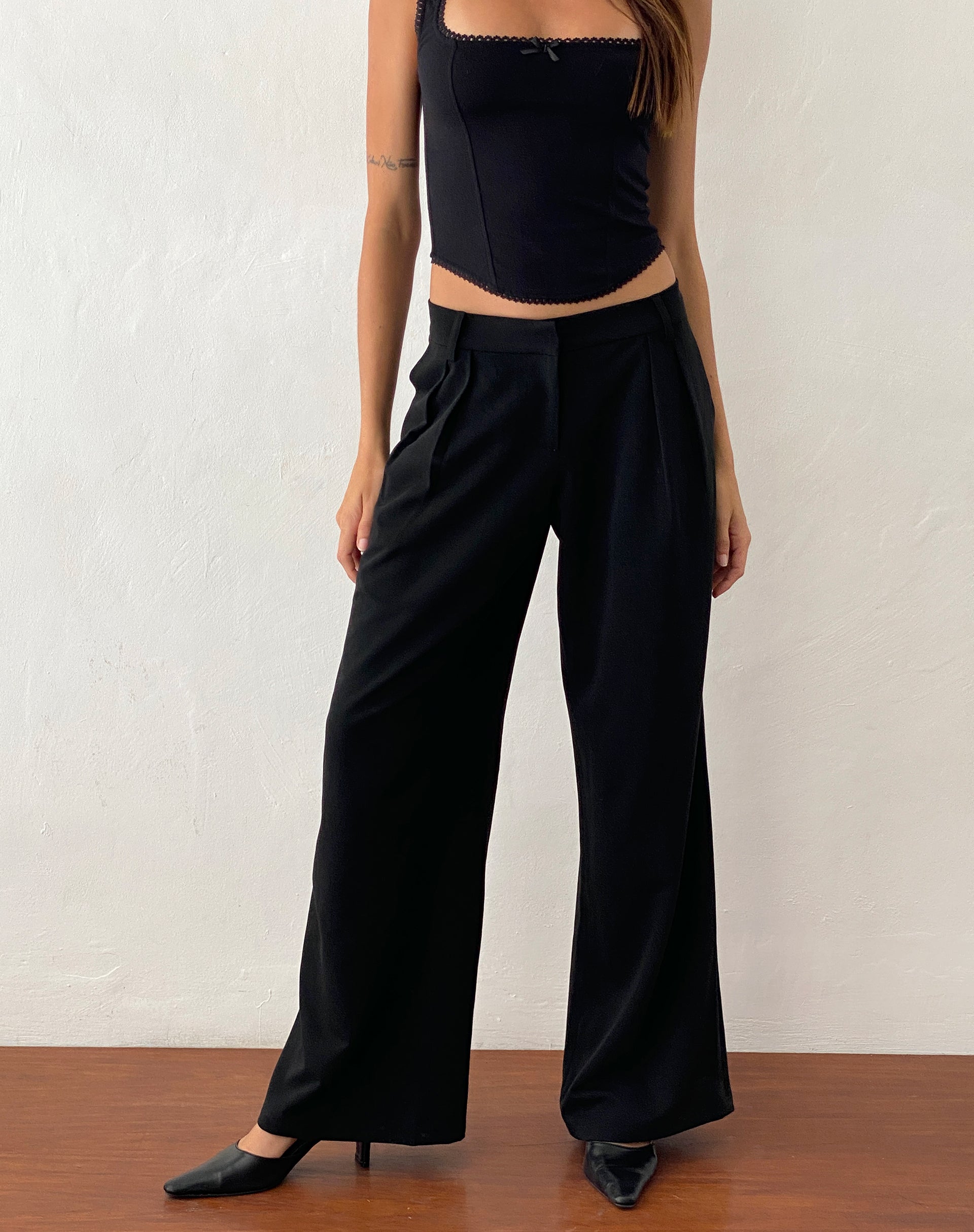 Nailaka Low Rise Wide Leg Tailored Trouser in Black-Nico Sky