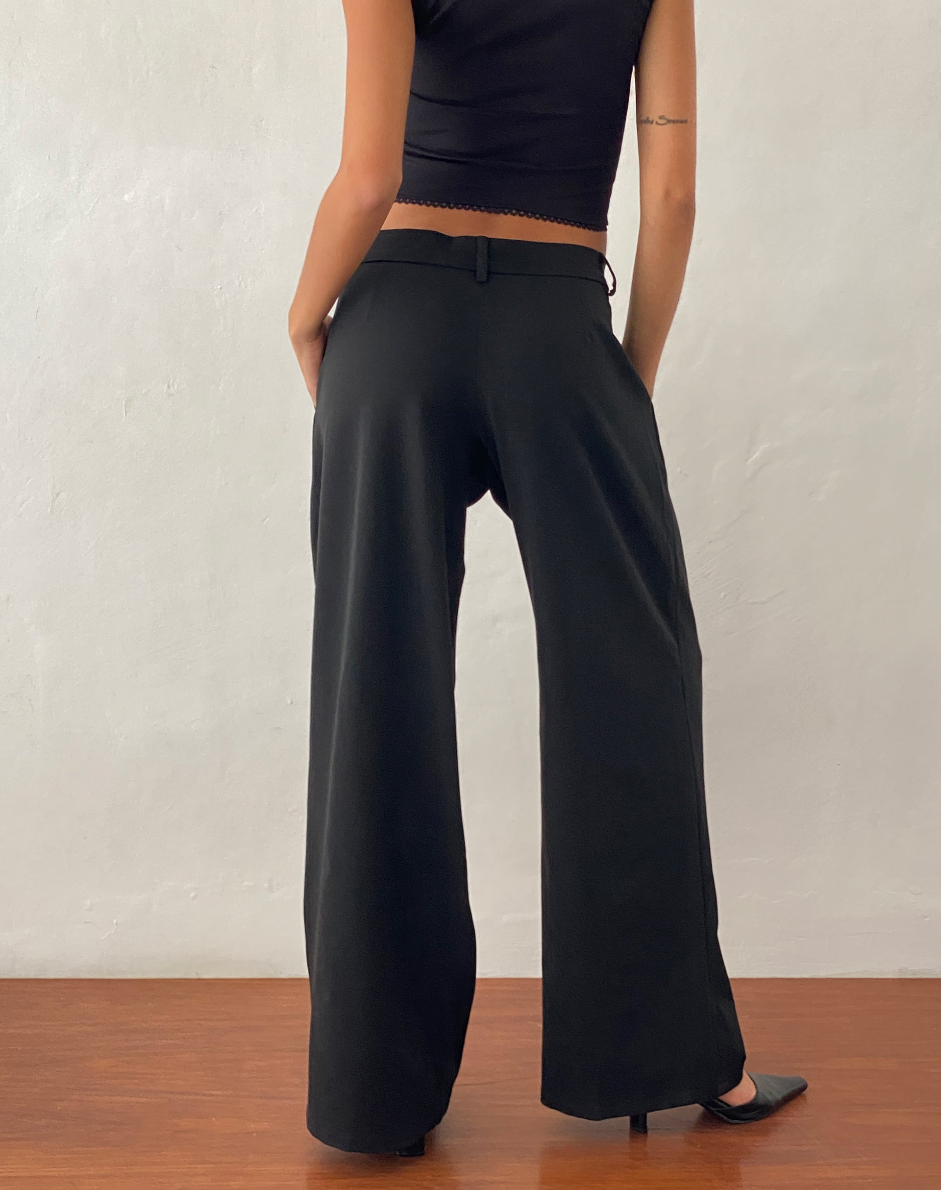 Nailaka Low Rise Wide Leg Tailored Trouser in Black-Nico Sky