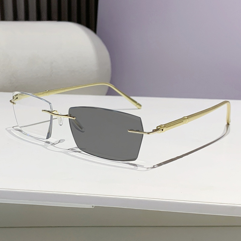 Auto-Focus Glasses 🕶️: A pair of smart progressive photochromic glasses 🔍, locking in high-definition vision all day long ☀️. Instantly turns into sunglasses outdoors, offering powerful UV protection to shield your eyes ✅.