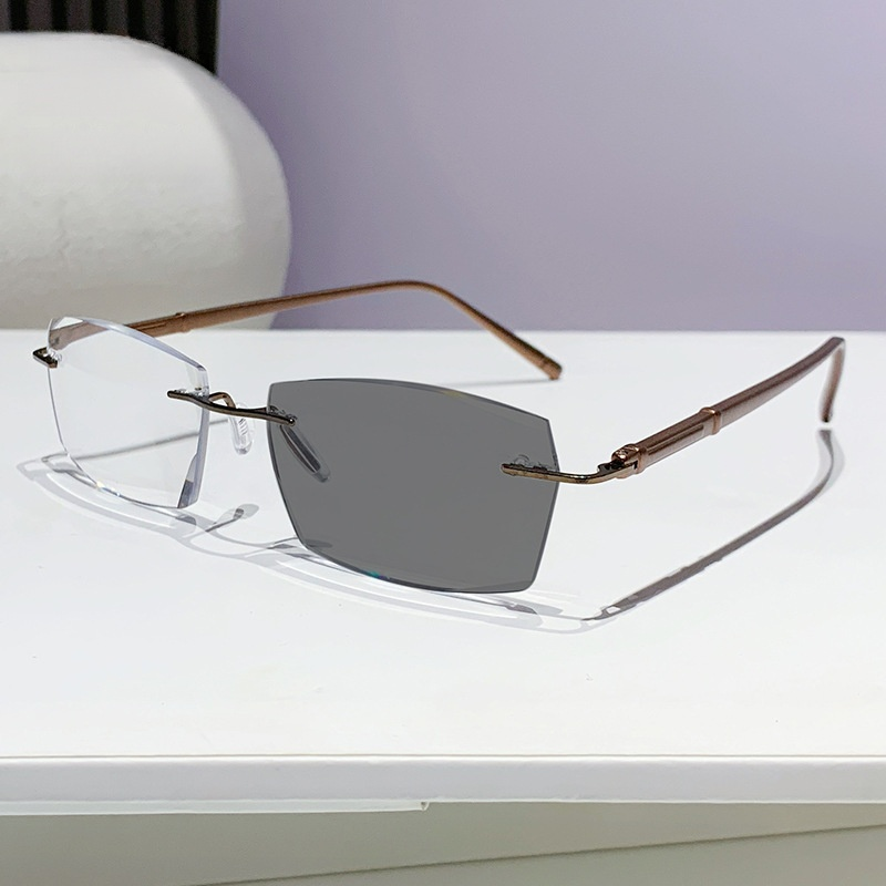 Auto-Focus Glasses 🕶️: A pair of smart progressive photochromic glasses 🔍, locking in high-definition vision all day long ☀️. Instantly turns into sunglasses outdoors, offering powerful UV protection to shield your eyes ✅.