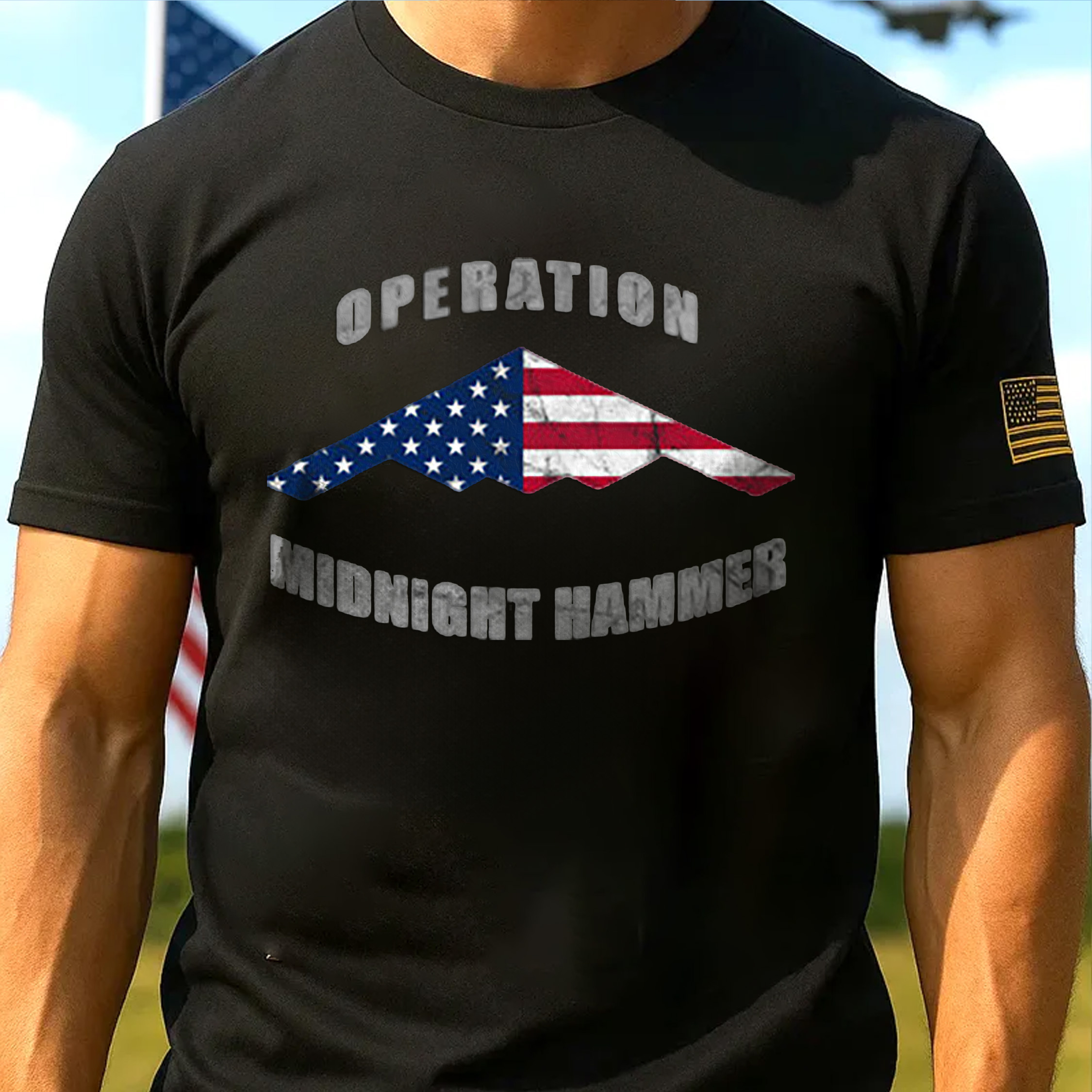 American-style midnight hammering action print-themed T-shirt