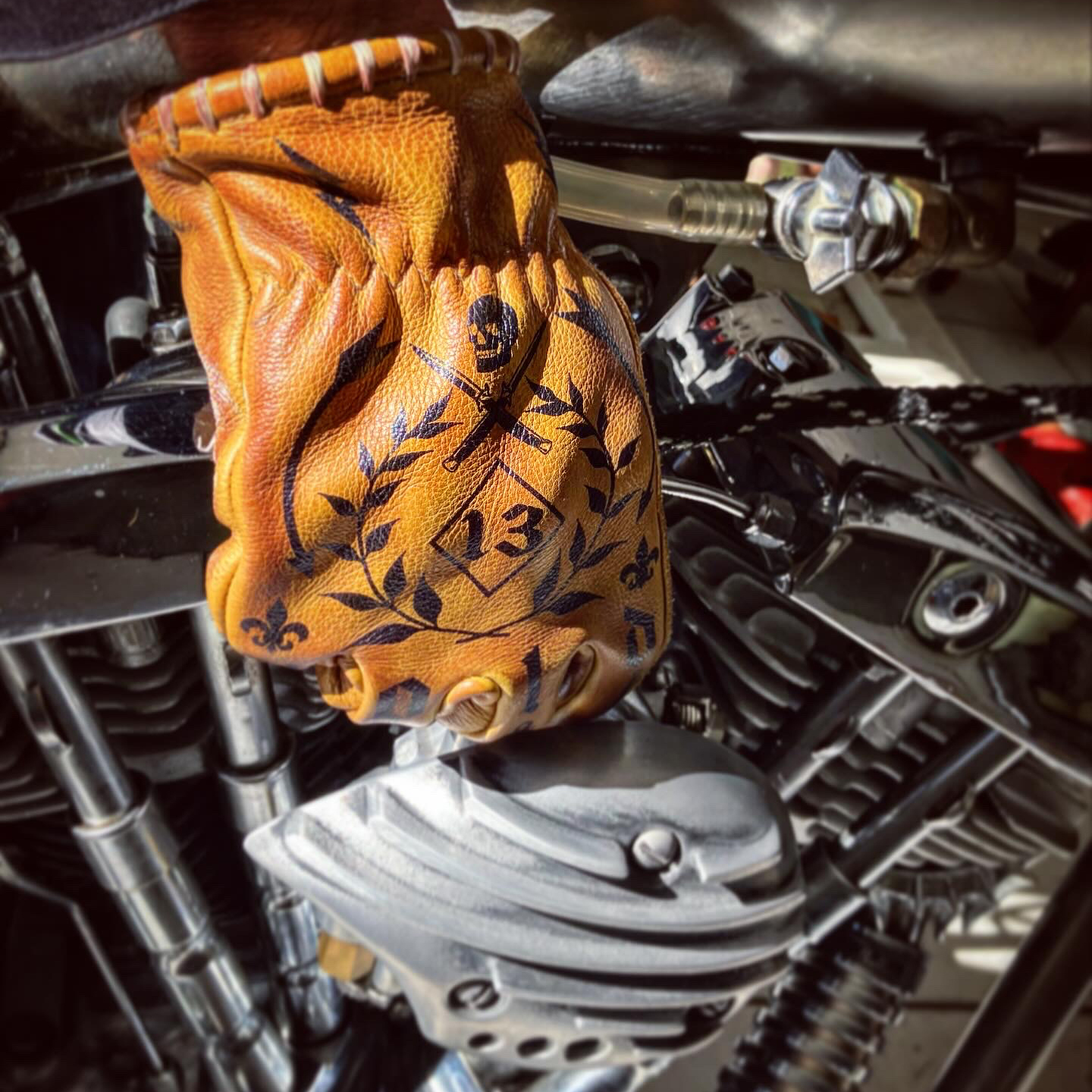 Artistic Graffiti Pattern Retro Cowhide Motorbike Rider Protective Gloves