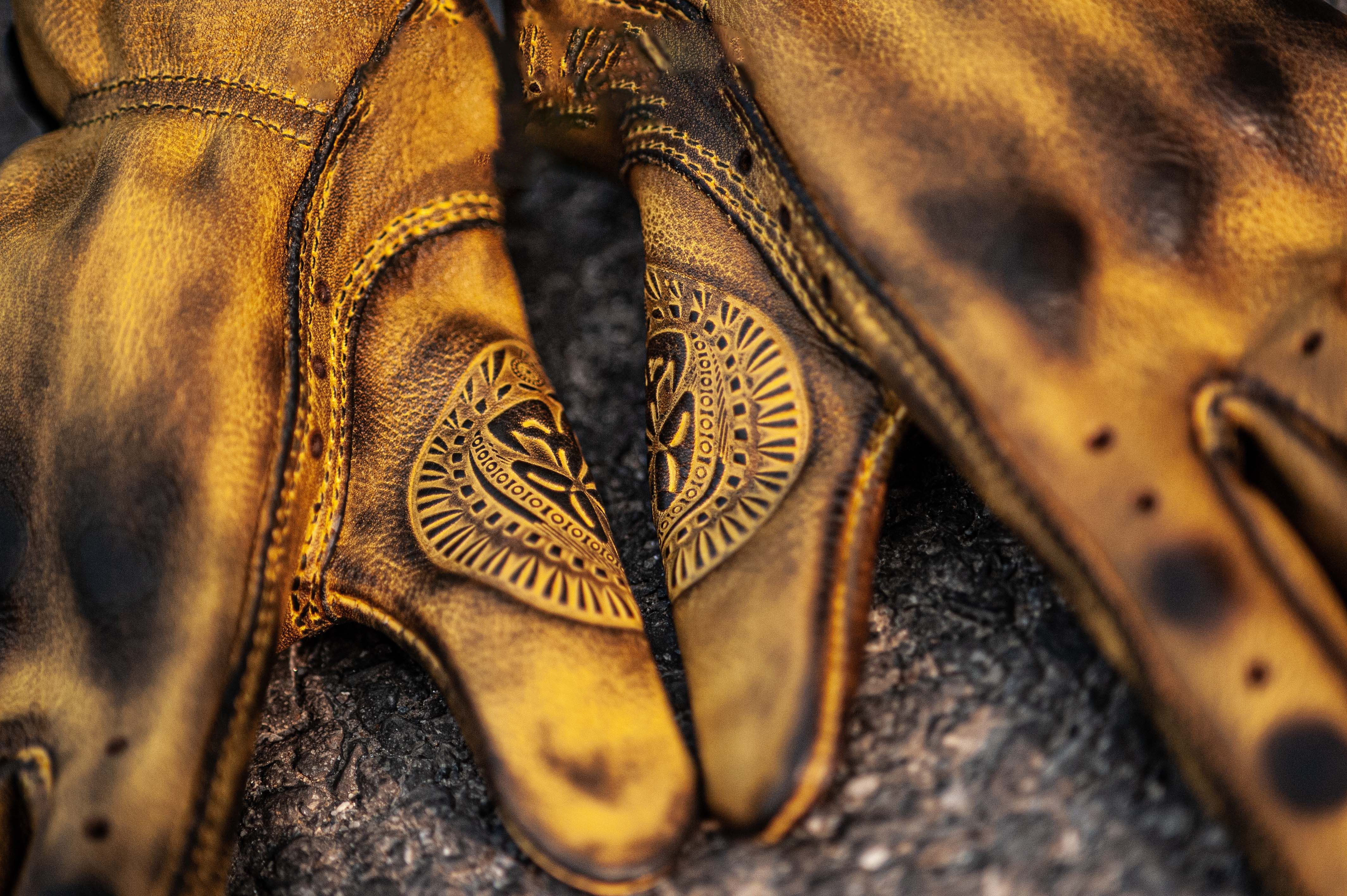 Vintage Ethnic Style Perforated Yellow Leather Touchscreen Motorcycle Gloves