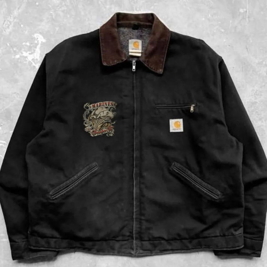 A retro and fierce fighting spirit is represented by the old-fashioned denim jacket with a demonic dog print.