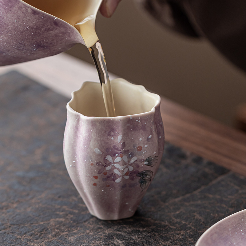 Tasse à thé en écailles violettes peintes à la main avec hortensia sous glaçure, tasse d'hôte, tasse unique, tasse à thé exquise, service à thé Kung Fu pour dames