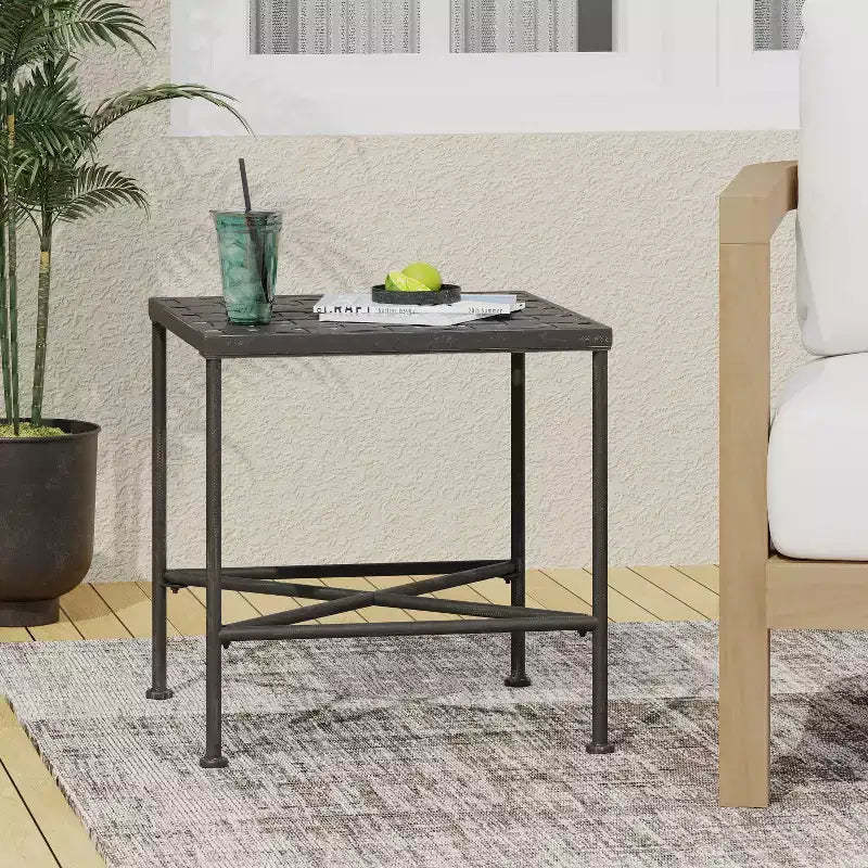 Okak Minimalism Side Table with Metal Frame and Reinforced Design, Accent Table with Woven Tabletop, End Table for Living Room, Patio, Black