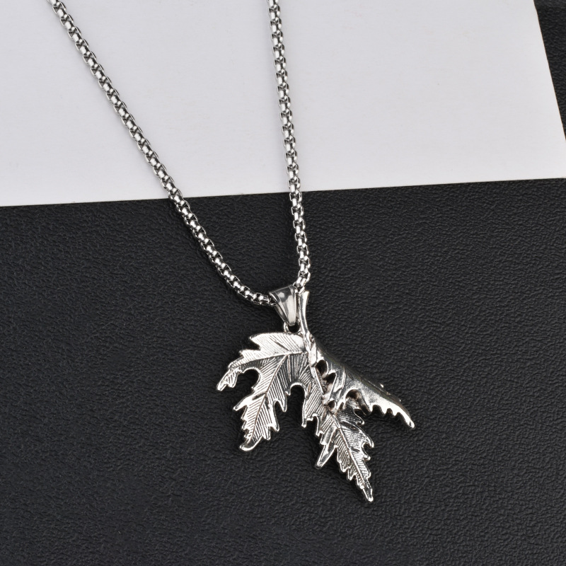 Drifting Maple Leaf Pendant-stylishnooks