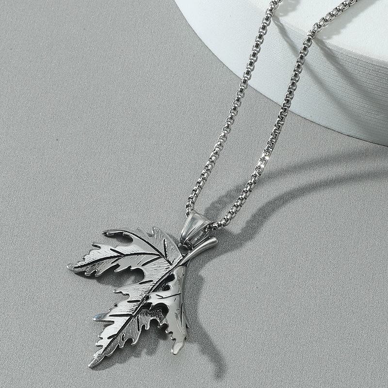 Drifting Maple Leaf Pendant-stylishnooks