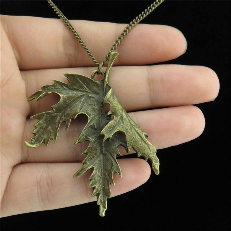 Drifting Maple Leaf Pendant-stylishnooks