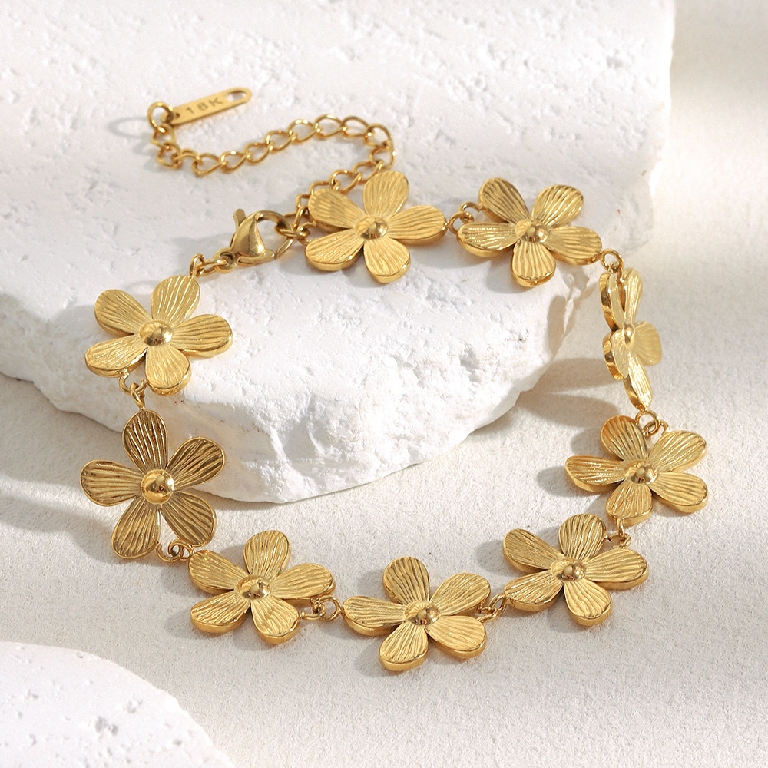 The Daisy Chain Bracelet