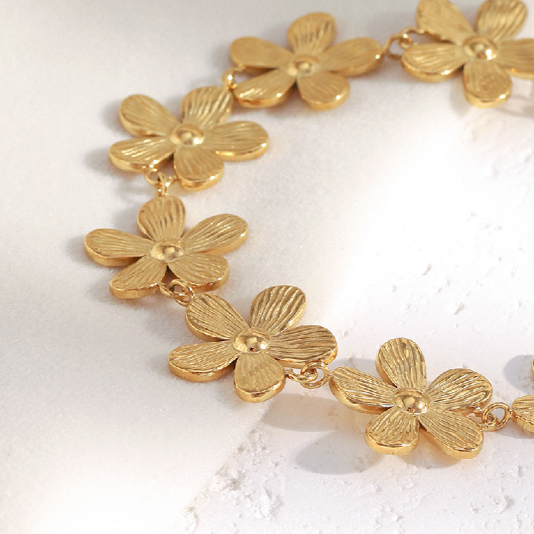 The Daisy Chain Bracelet