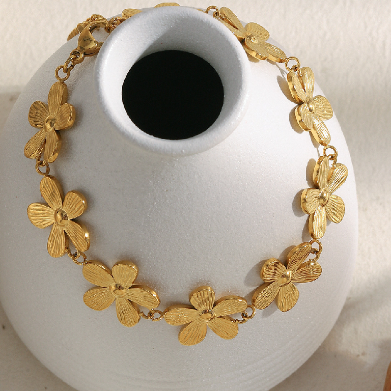 The Daisy Chain Bracelet