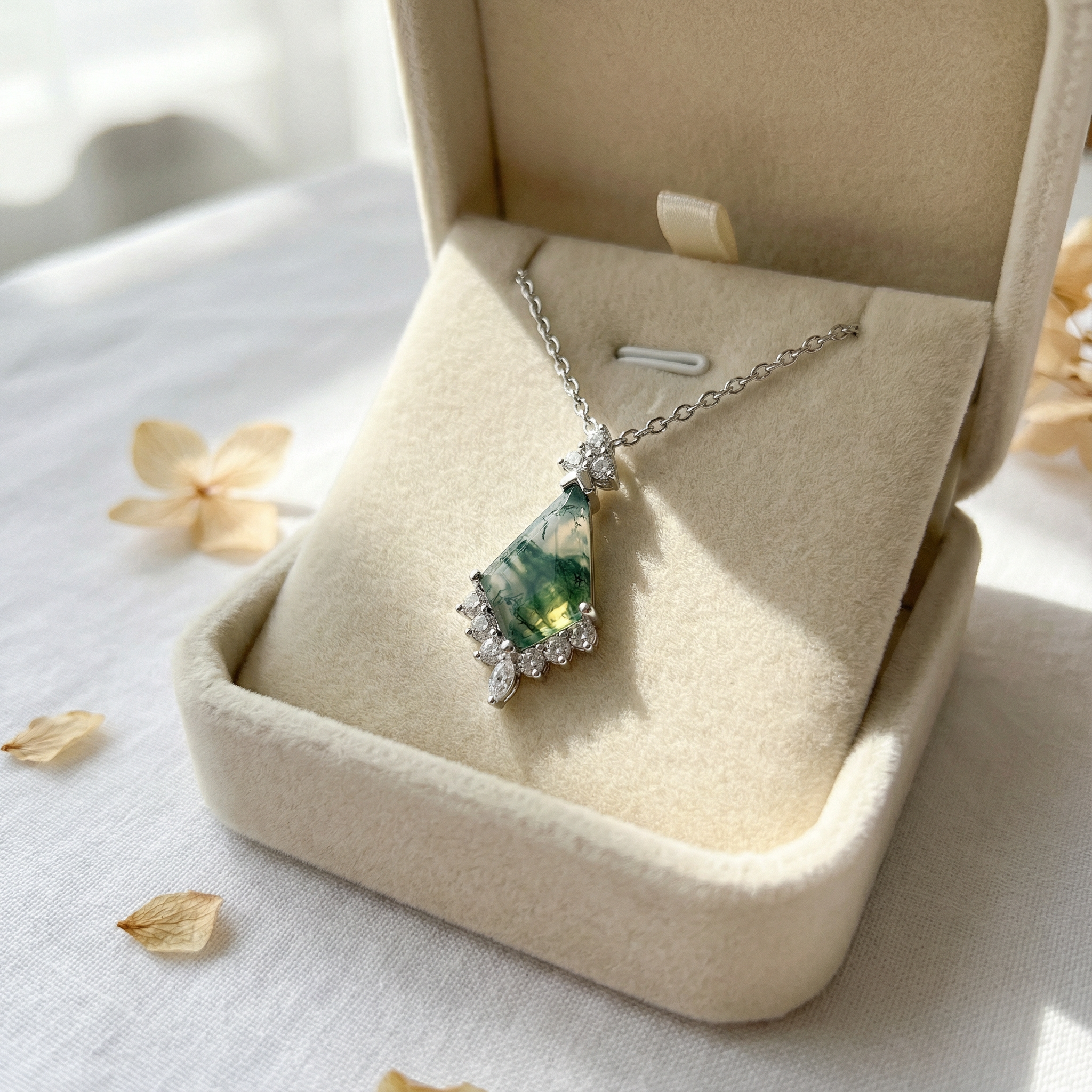 Fashionable Water Grass Agate Necklace