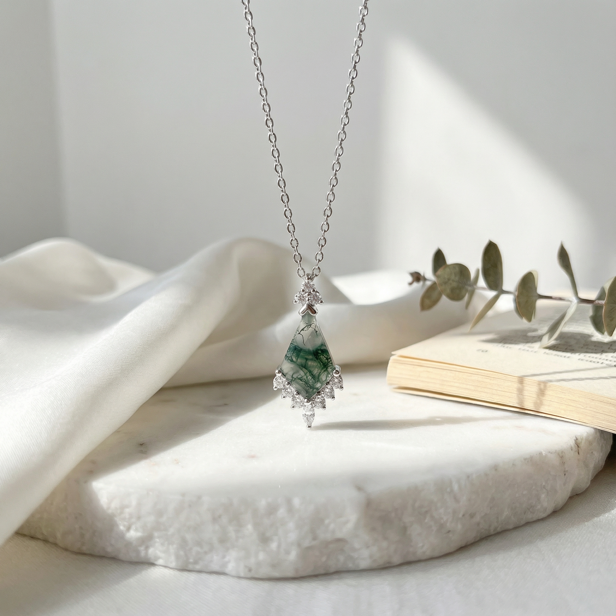 Fashionable Water Grass Agate Necklace