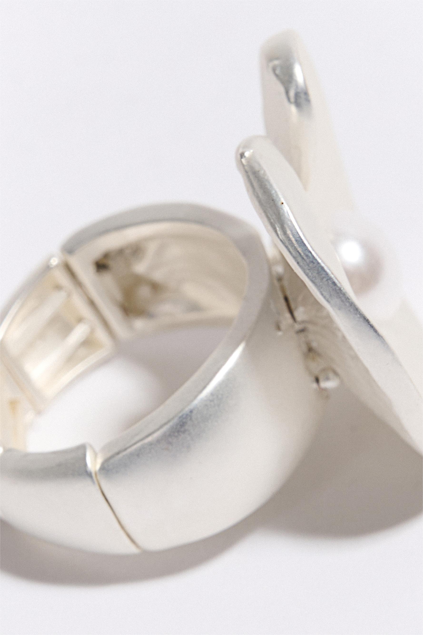 Faux Pearl Flower Shape Metal Ring