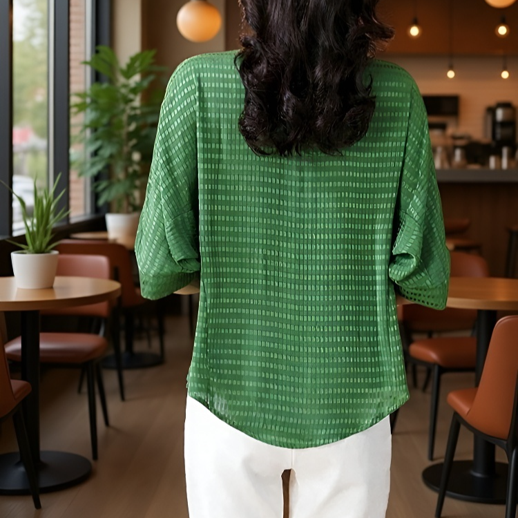 Blusa femenina ligera de manga cinco y cintura ajustada