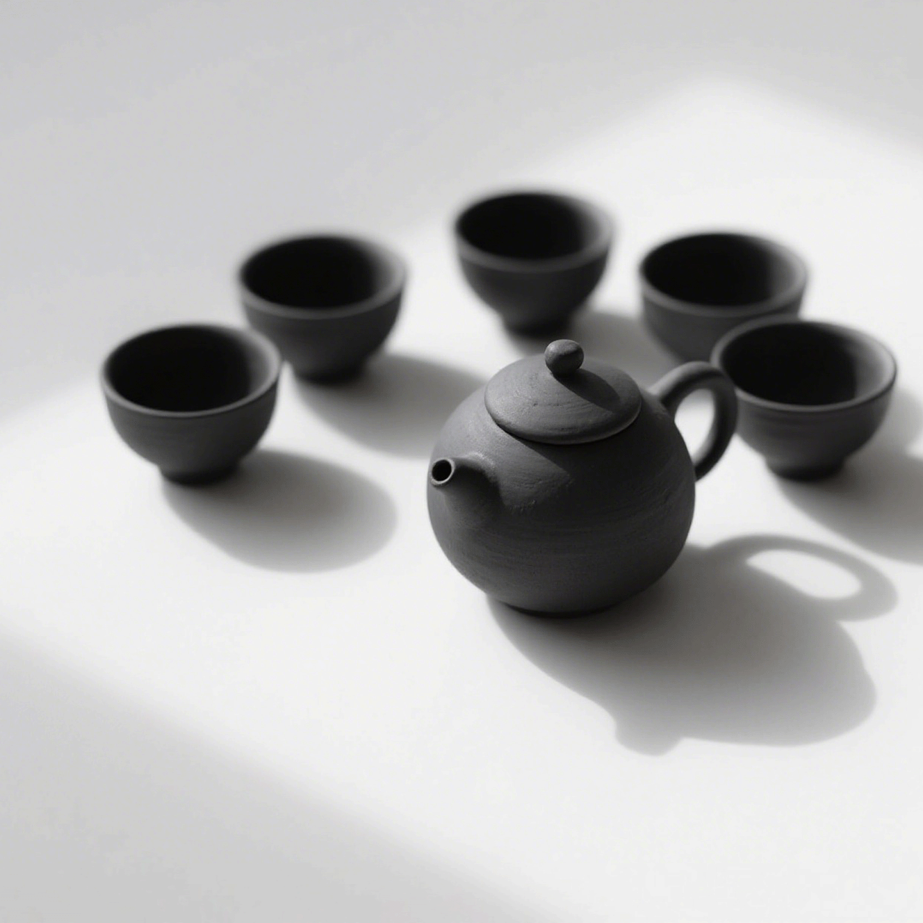 Teeservice aus Bone China (eine Kanne und 5 Tassen)