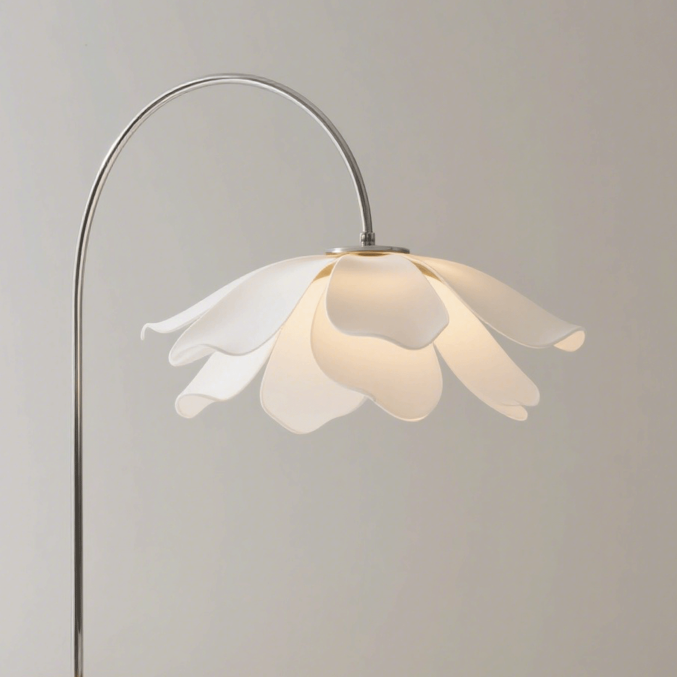 Moderne minimalistische Stehlampe aus Kupfer mit Blütenblättern