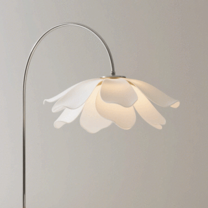 Moderne minimalistische Stehlampe aus Kupfer mit Blütenblättern
