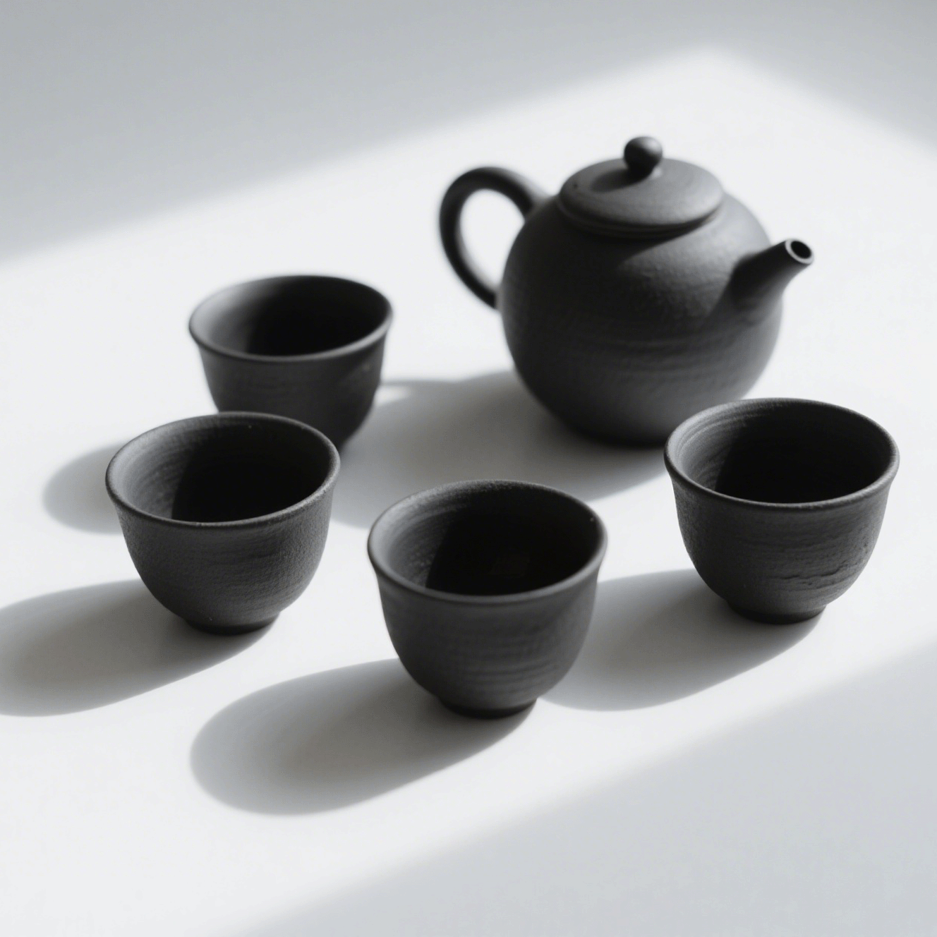 Teeservice aus Bone China (eine Kanne und 5 Tassen)