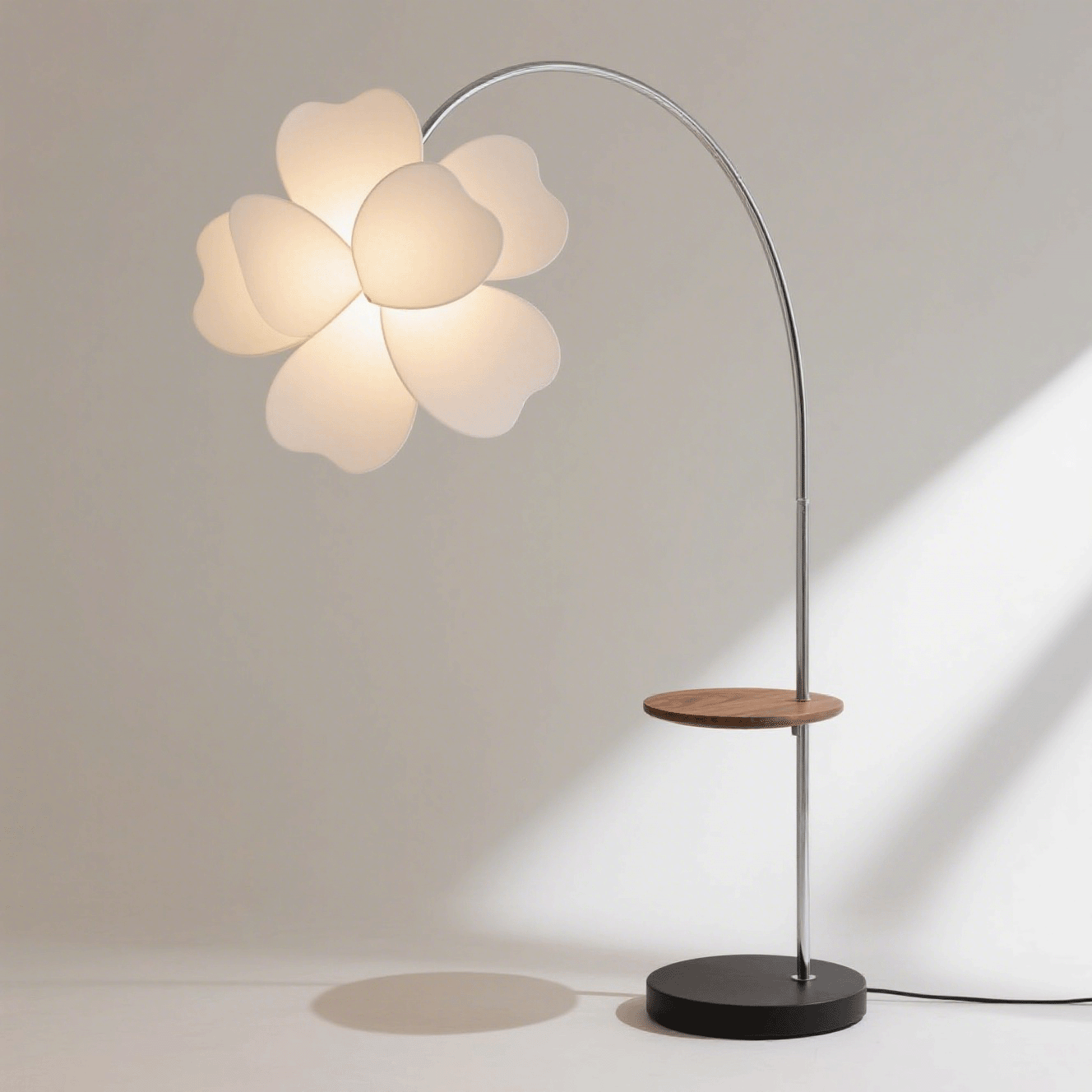 Moderne minimalistische Stehlampe aus Kupfer mit Blütenblättern