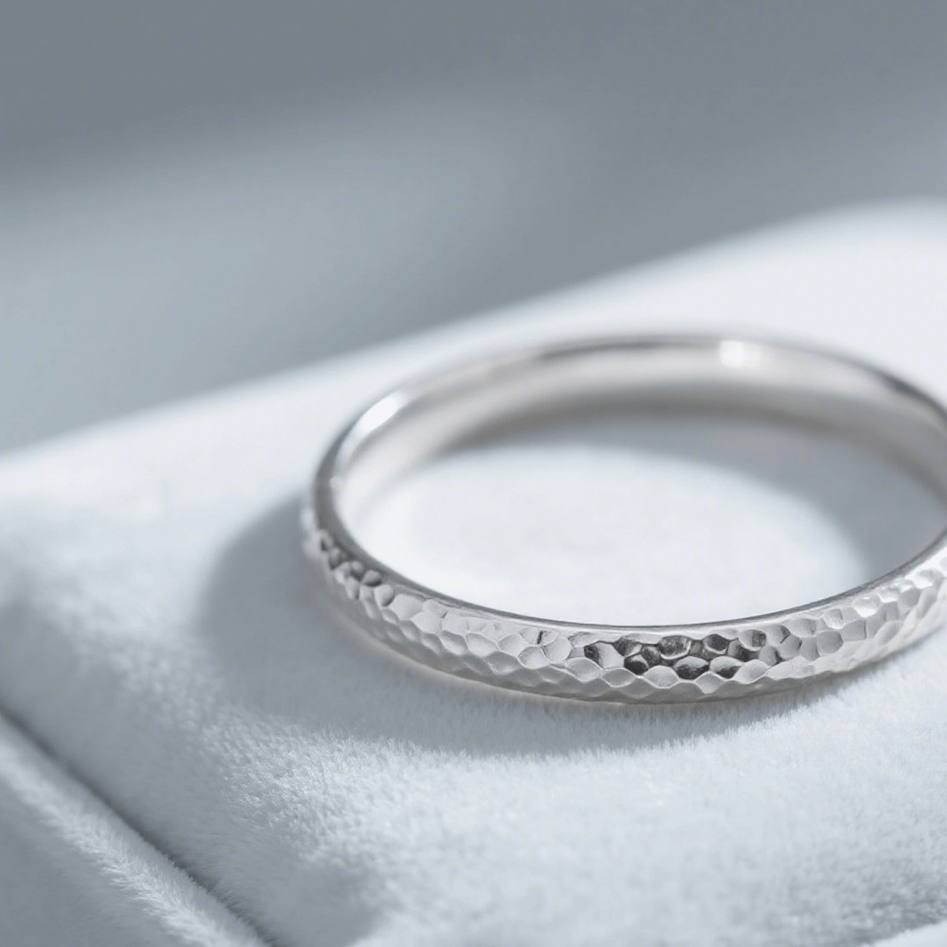 Művészi kialakítású ezüst karperec