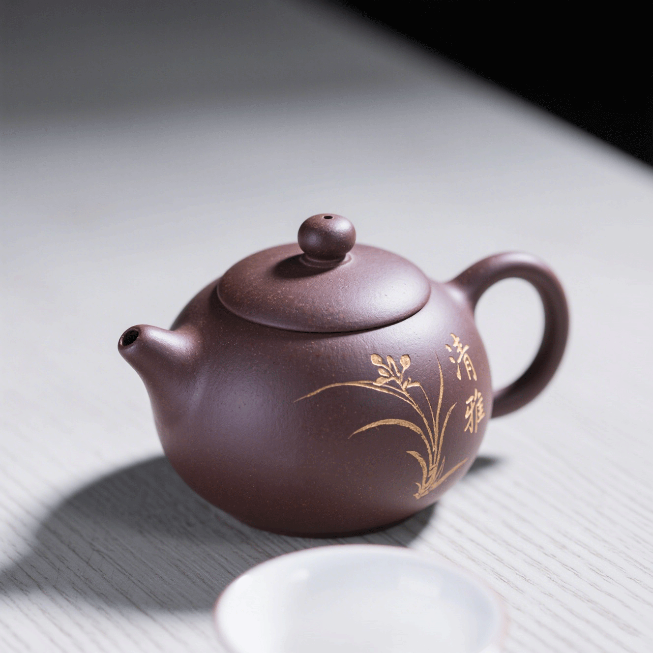 Egyedi készítésű zisha kanna és egy kerámia csésze szett