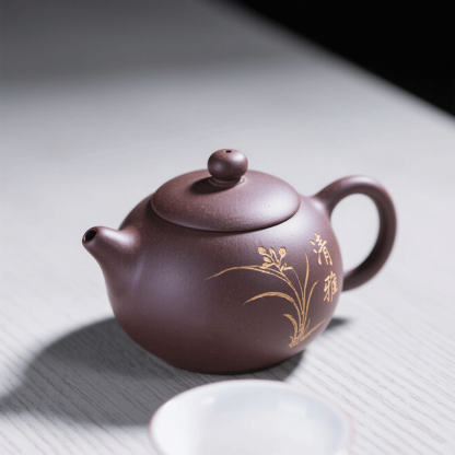 Egyedi készítésű zisha kanna és egy kerámia csésze szett