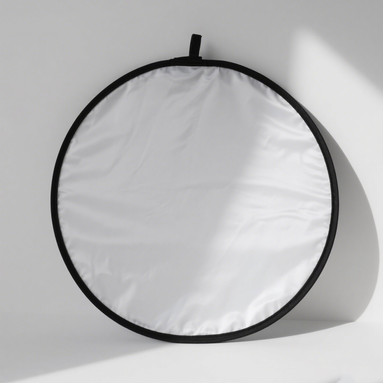 Wielofunkcyjny, składany reflektor materiałowy