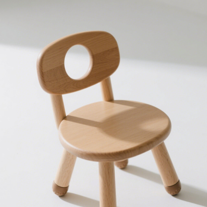 Wygodne krzesło dziecięce z litego drewna