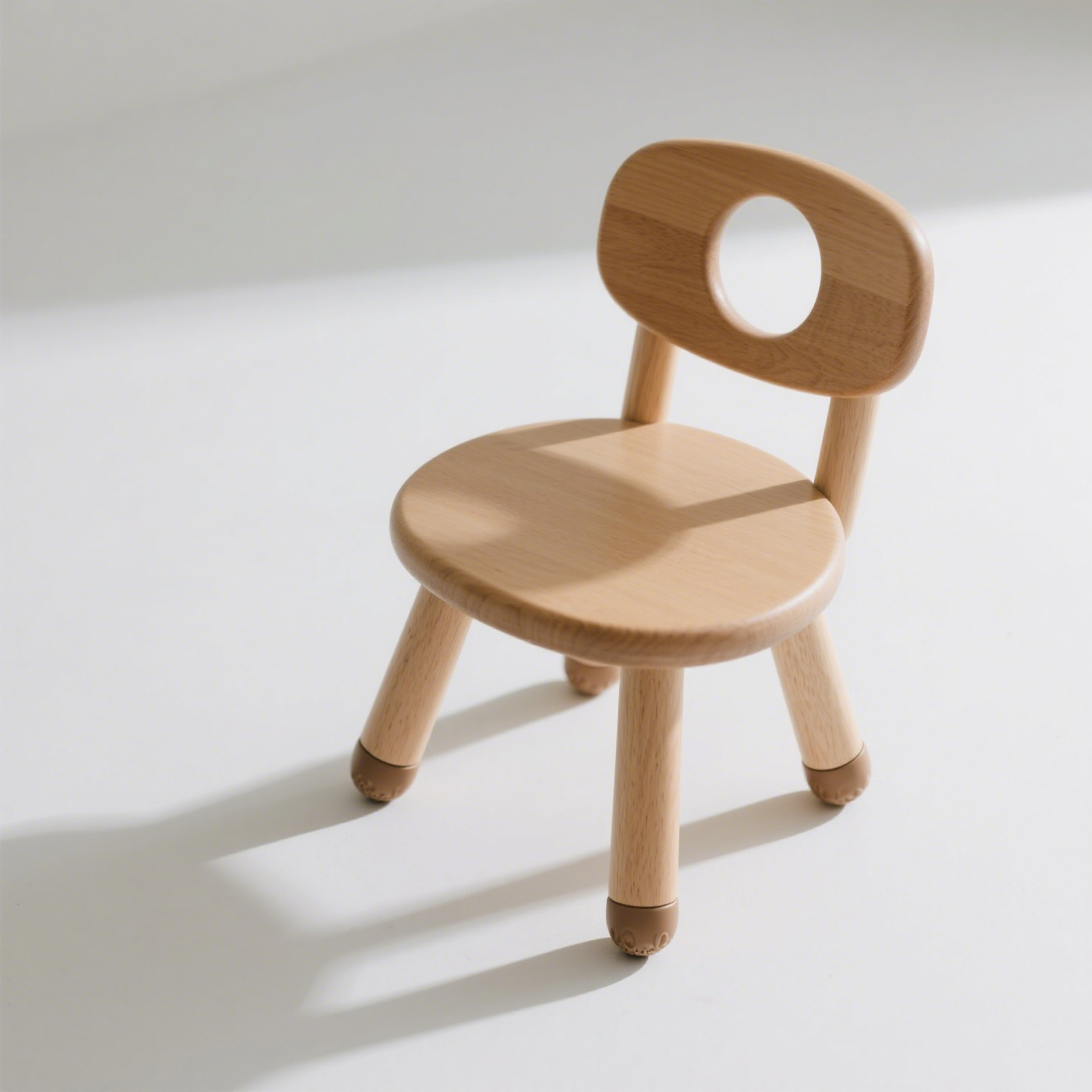 Wygodne krzesło dziecięce z litego drewna