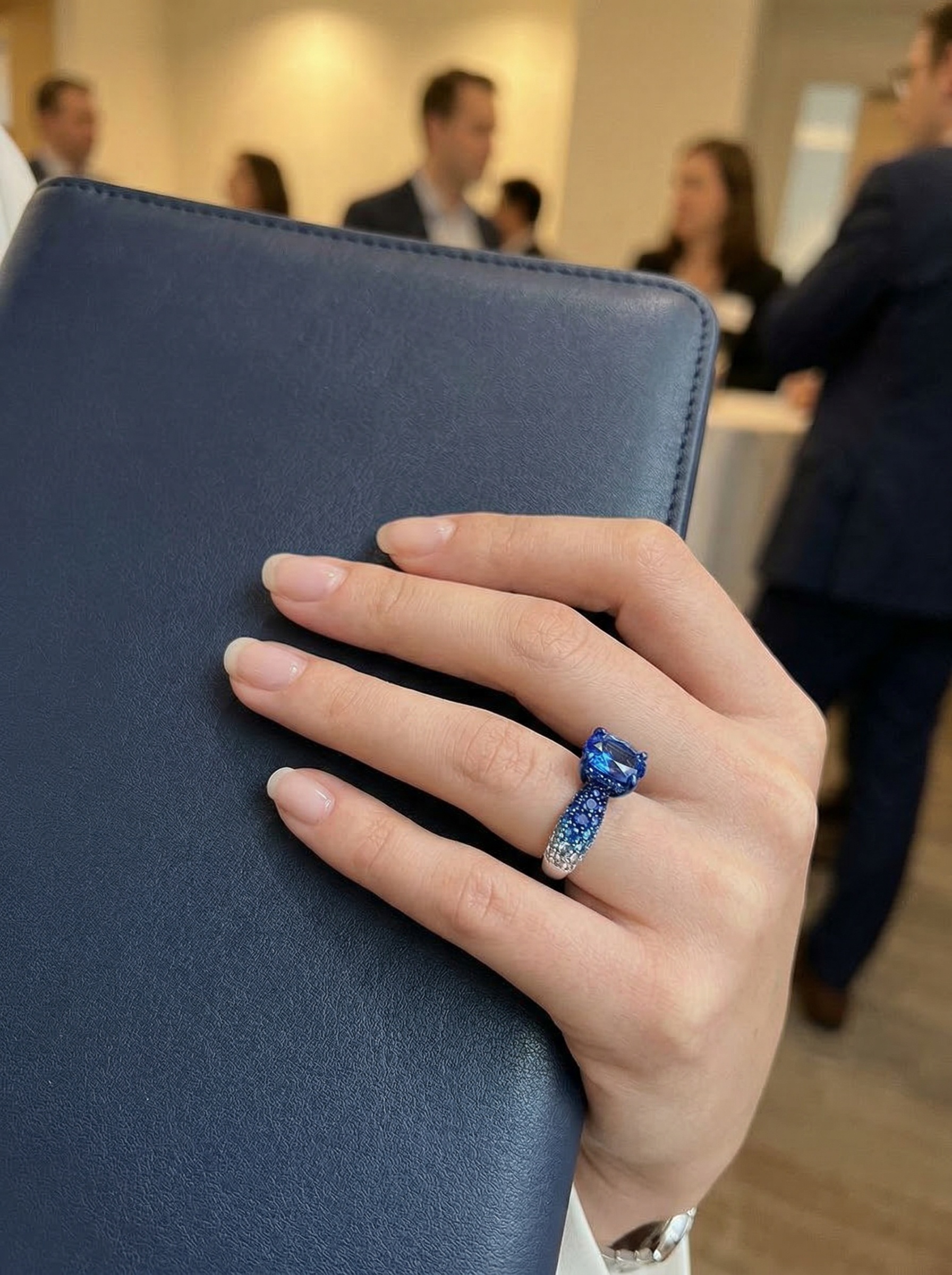 Modern art aesthetic cultivation of the Kashmirian iridescent gradient craftsmanship creates a dazzling professional-grade sapphire ring. 