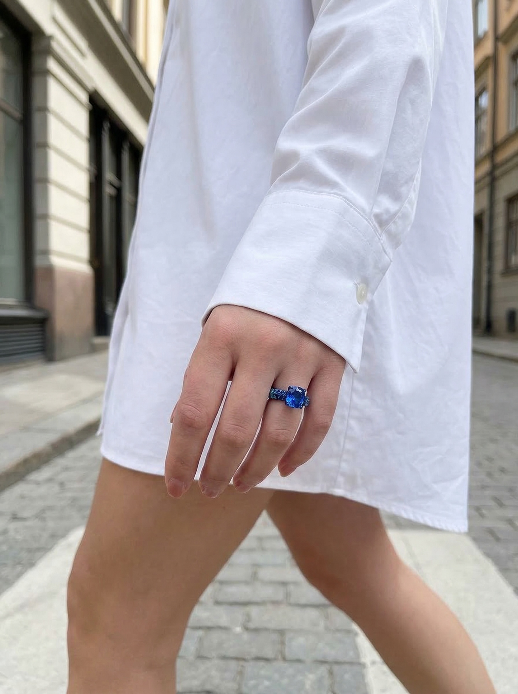 Modern art aesthetic cultivation of the Kashmirian iridescent gradient craftsmanship creates a dazzling professional-grade sapphire ring. 