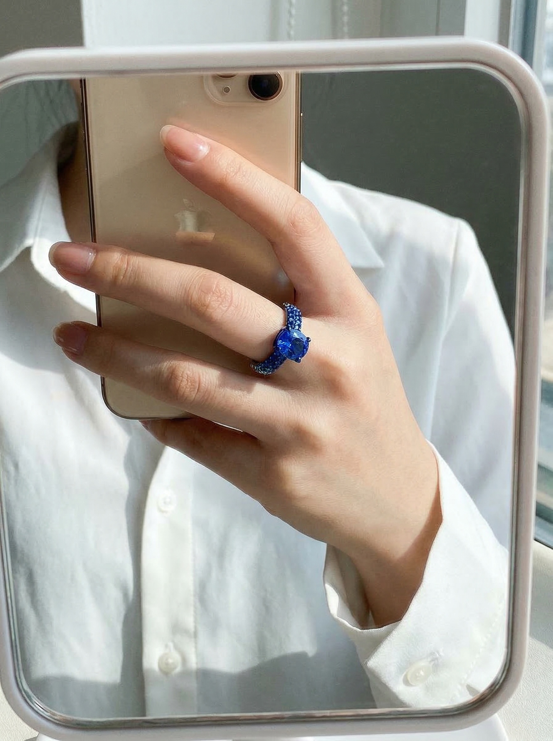 Modern art aesthetic cultivation of the Kashmirian iridescent gradient craftsmanship creates a dazzling professional-grade sapphire ring. 