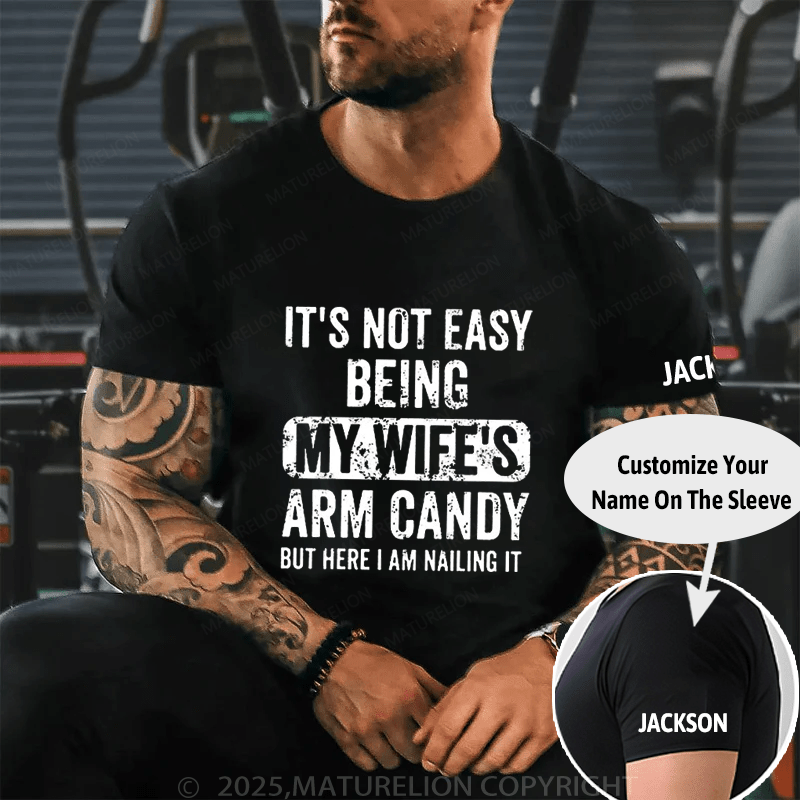 It's Not Easy Being My Wife's Arm Candy But Here I Am Nailing It Cotton T-shirt -Maturelion